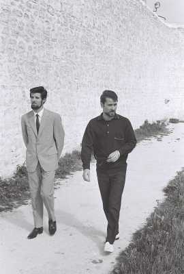 Harry MARTI
  Marcel FERNANDEZ  
dans la cour de promenade
